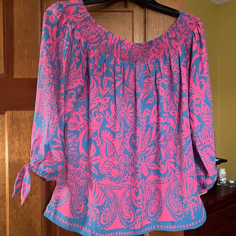 Small, Lilly off or on shoulder top. Worn twice